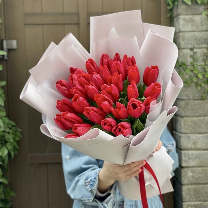 35 красных тюльпанов в Пензе